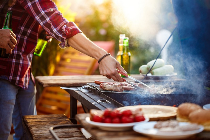 was kleines zum vatertag ideen für geschenke für den vater grill party mit der familie burgers auf dem grill