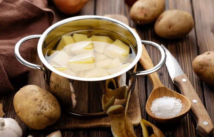 was tun gegen raupen und schnecken kartoffelwasser gegen blattläuse kochtopf mit kartoffeln