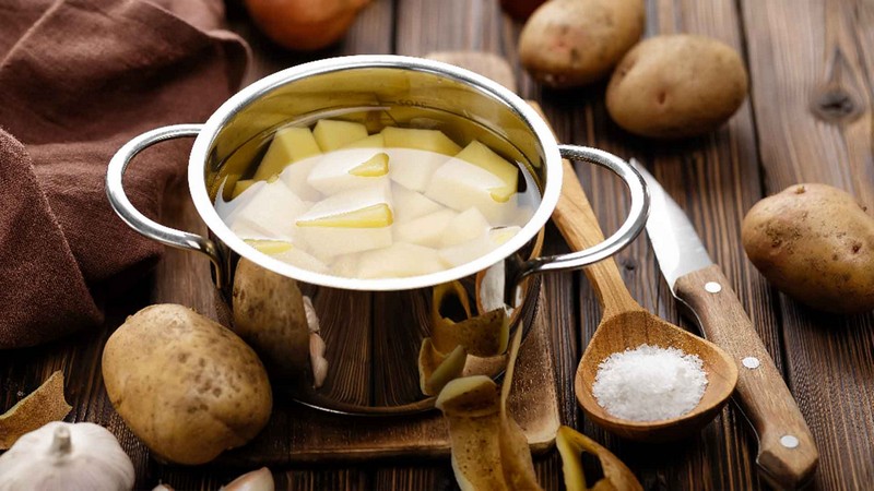 was tun gegen raupen und schnecken kartoffelwasser gegen blattläuse kochtopf mit kartoffeln