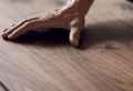 Wie bekommt man Flecken aus Holz raus? Garantierte Tipps, wie einen Holztisch reinigen?
