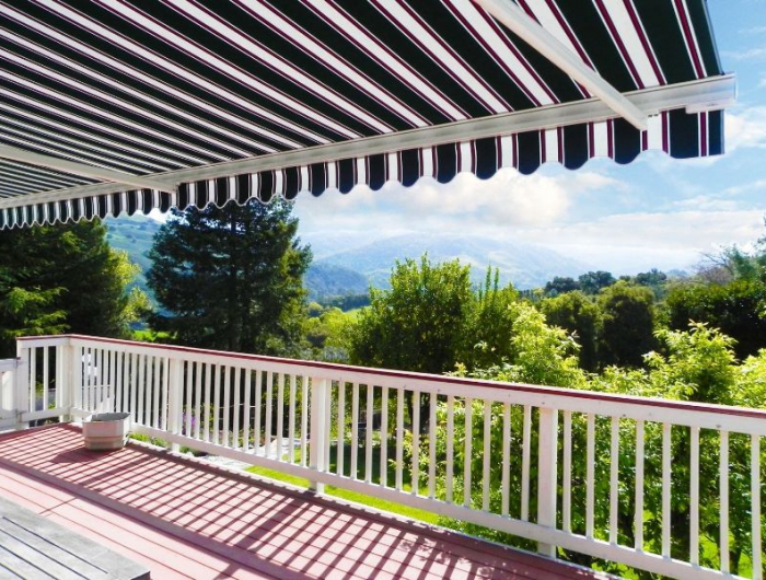 wind und sonnenschutz für balkon mit markise