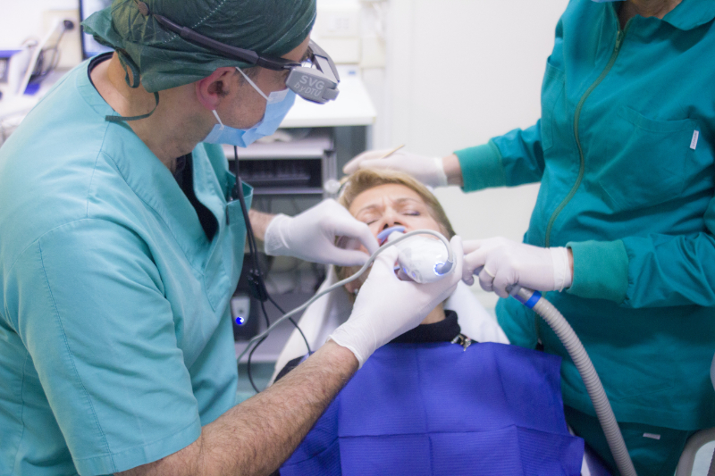 zahnbelag entfernen zahnaufhellung beim zahnarzt prozess