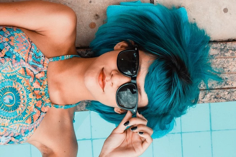 frisuren fürs schwimmbad anleitung mädchen mit blauem haar am schwimmbad