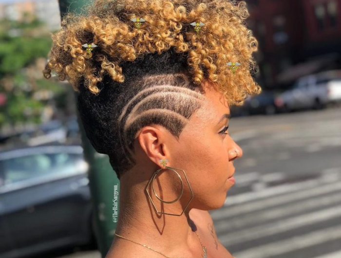 undercut mit afro locken mit haar tattoo für kurze haare