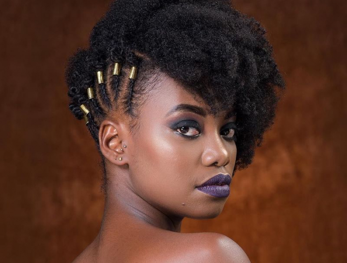asymmetrischer afro für frauen afro locken und braids mit haarschmuck