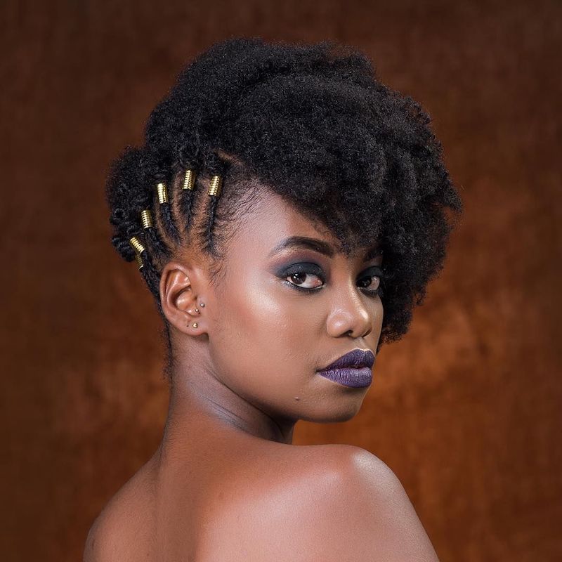 asymmetrischer afro für frauen afro locken und braids mit haarschmuck
