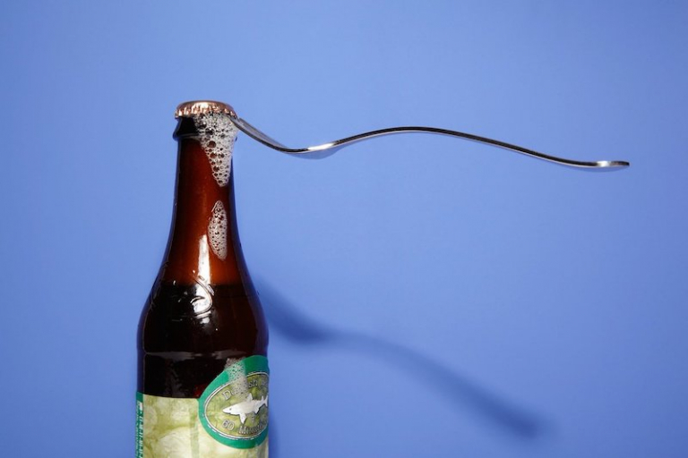 Bier öffnen ohne Flaschenöffner? Hier zeigen wir Ihnen, wie Sie es schnell und einfach machen