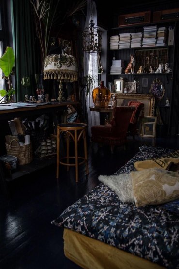 dark academia interior design schlaffzimmer und bibliothek