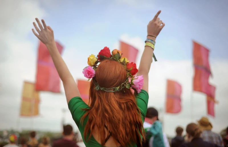 festival frisuren lange haare blumenkranz einfache und schnelle frisur