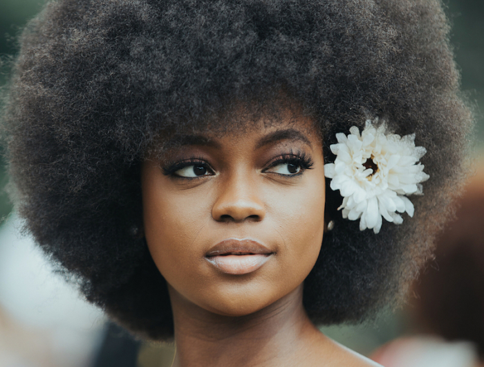 frisuren für afro haare frauen afro mit blume retro look