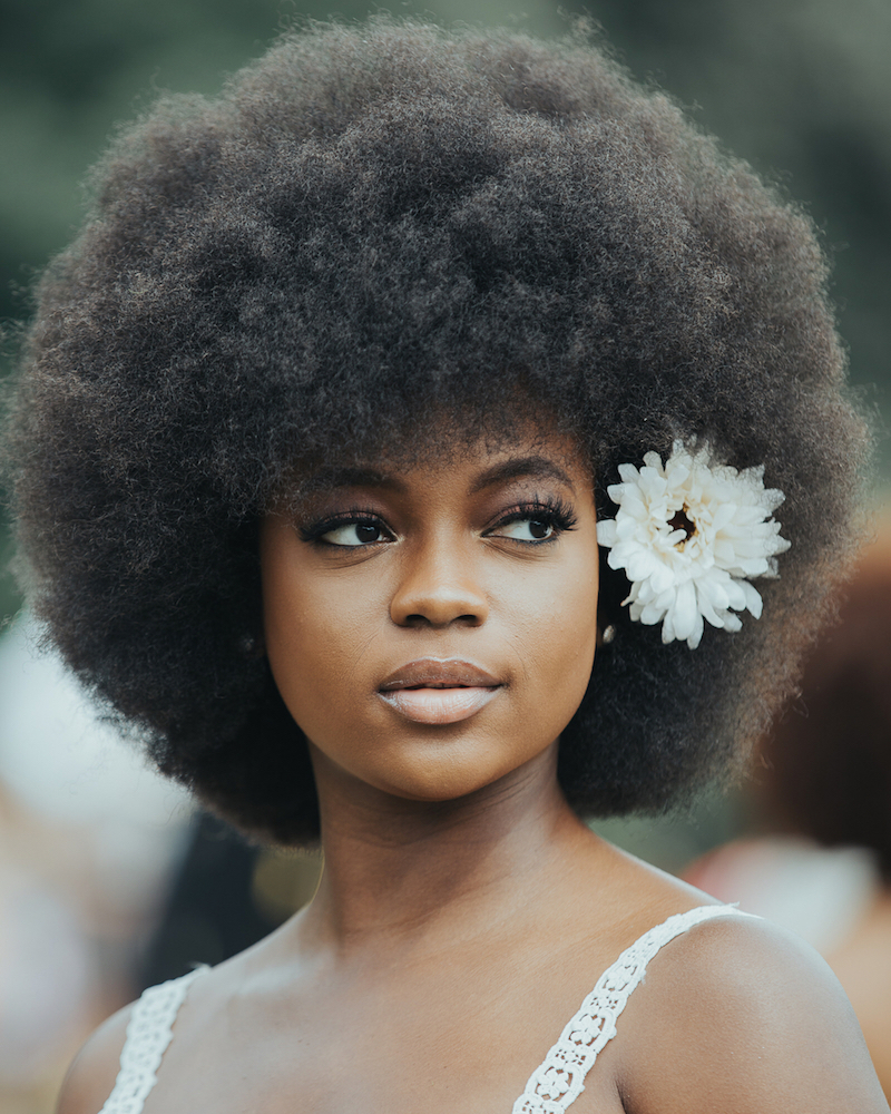 frisuren für afro haare frauen afro mit blume retro look