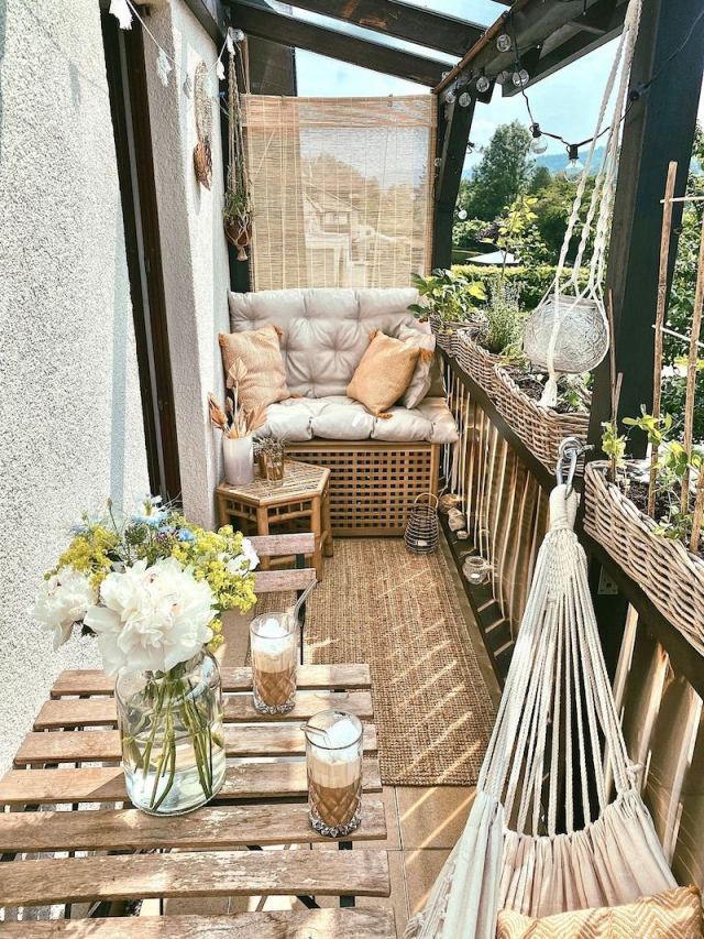 Designers verraten günstige Hacks, wie gemütlich schmalen Balkon gestalten