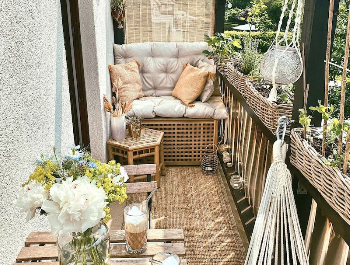 gemuetlichkeit sitzgelegenheit kleiner balkon wie gestalte ich einen kleinen balkon gemuetlich helle farben rattan und holz moebel