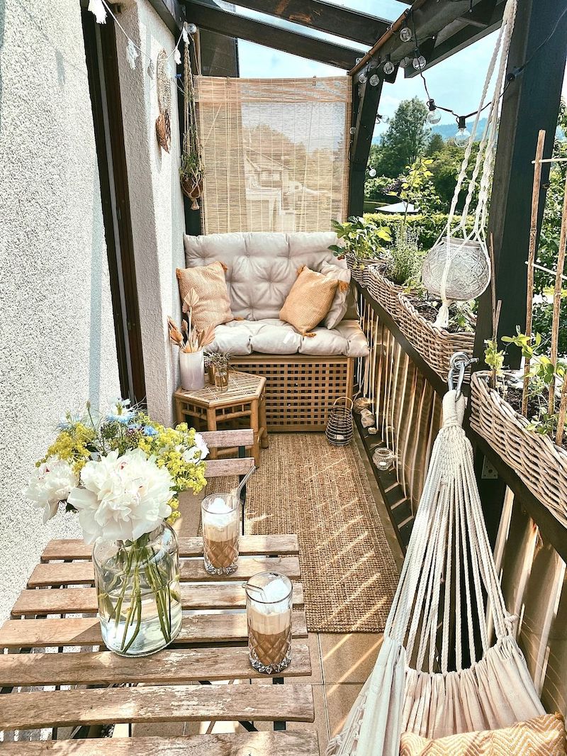 gemuetlichkeit sitzgelegenheit kleiner balkon wie gestalte ich einen kleinen balkon gemuetlich helle farben rattan und holz moebel