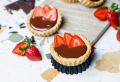 Gesund & sehr lecker: Vegane Törtchen mit Erdbeeren und Schokolade