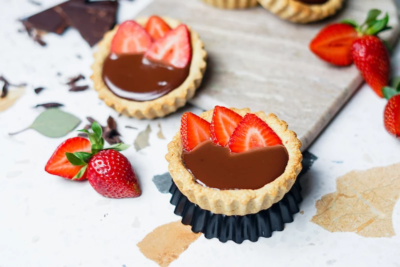 gesunde vegane toertchen mit erdbeeren und schokolade