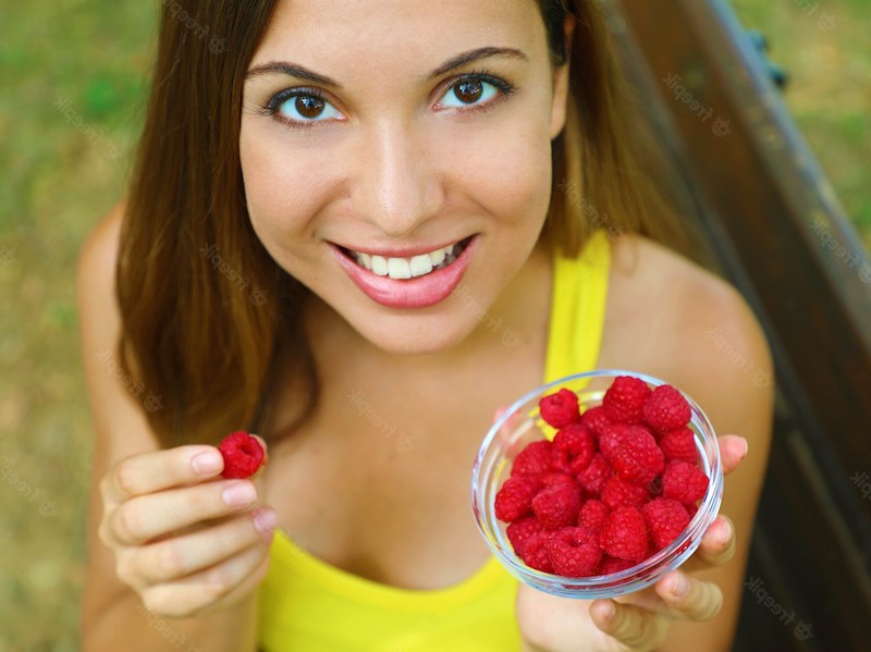 gesundes fruehstueck zum abnehmen eine schoene frau mit himbeeren