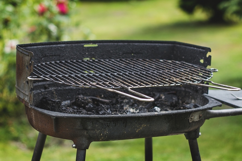 grill reinigen mit hausmitteln eingebrantes entfernen