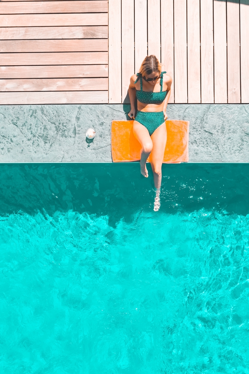 gurkenschalen gegen sonnenbräune verwenden frau am pool