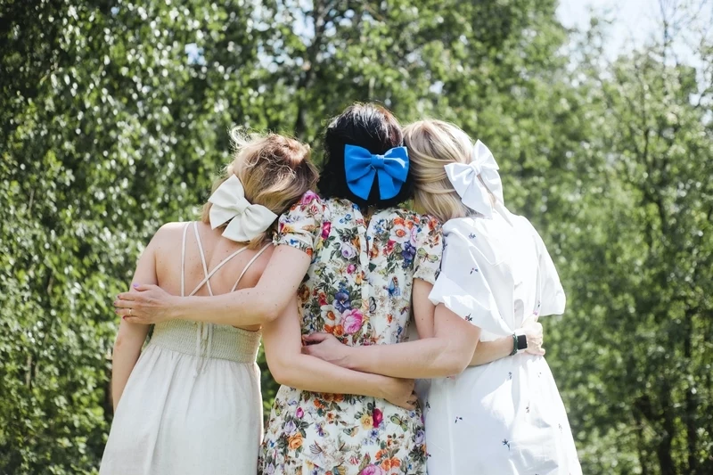 kleider fuer kleine frauen tipps tricks drei maedchen freundinen