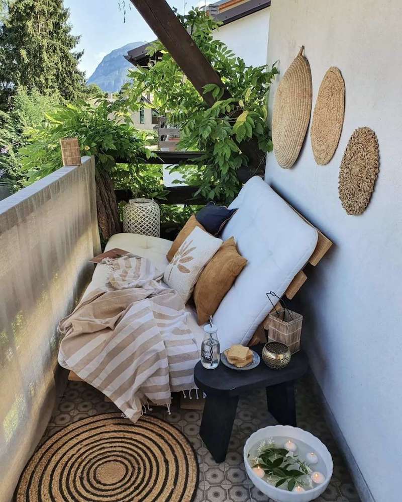 kleinen balkon gestalten lounge mit bettdecke