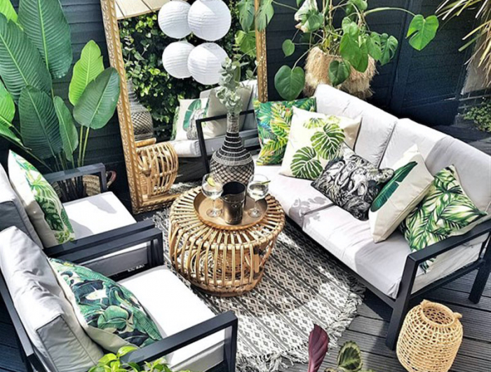 kleinen balkon gestalten lounge mit gruenen pflanzen