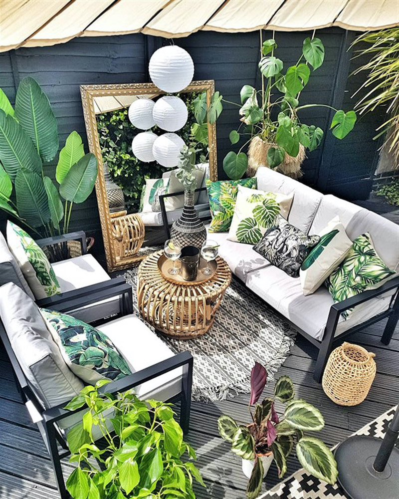 kleinen balkon gestalten lounge mit gruenen pflanzen