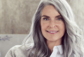 Graue Haare mit Strähnchen: Die Top Nuancen für 2022 und nützliche Pflegeitipps von Experten