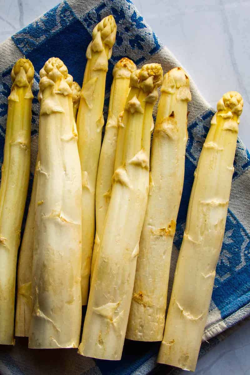 leckerer weißer spargel