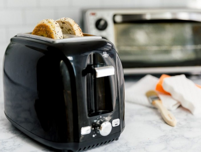 lifehack toaster reinigen wie kann man einen toaster reinigen schwarzer toaster mit zwei brotscheiben