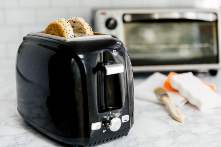 Toaster reinigen Mit diesen 3 Hacks wird der Toaster im Nu wie neu sein!