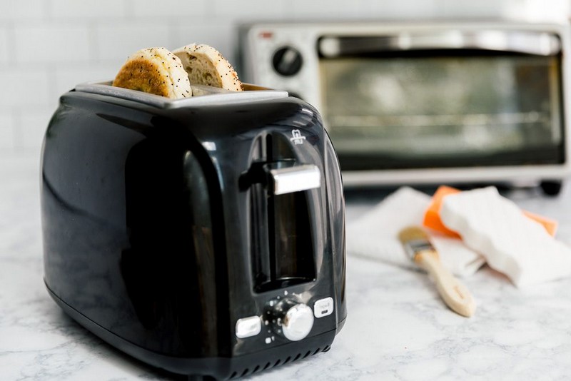 lifehack toaster reinigen wie kann man einen toaster reinigen schwarzer toaster mit zwei brotscheiben