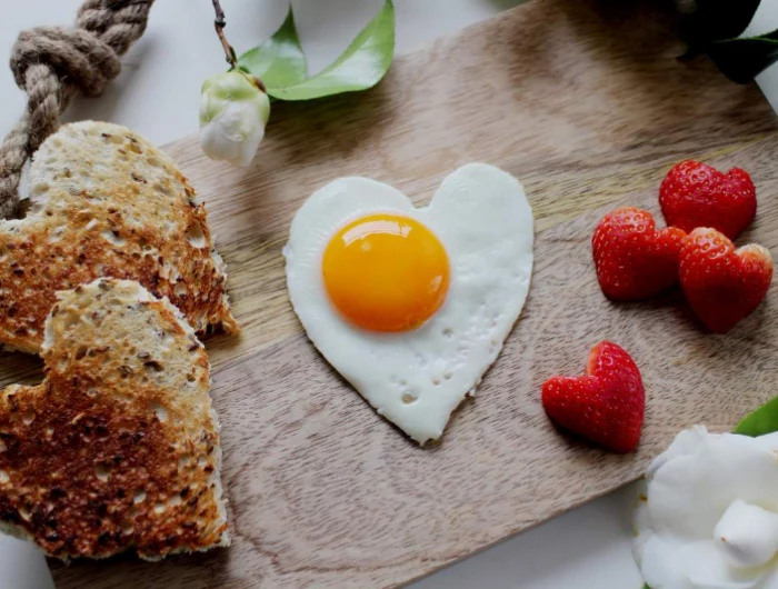 low carb fruehstueck einfach und schnell herzfoermiges ei brot und erdbeeren