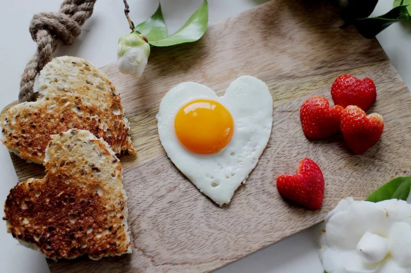 low carb fruehstueck einfach und schnell herzfoermiges ei brot und erdbeeren