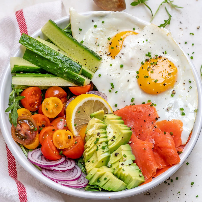 low carb fruehstuecksideen tomaten gurken eier avocado und lachs