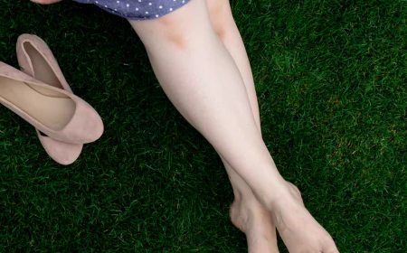 obeschenkel reiben aneinander warum reiben meine oberschenkel aneinander frau sitzt am grass lila rock