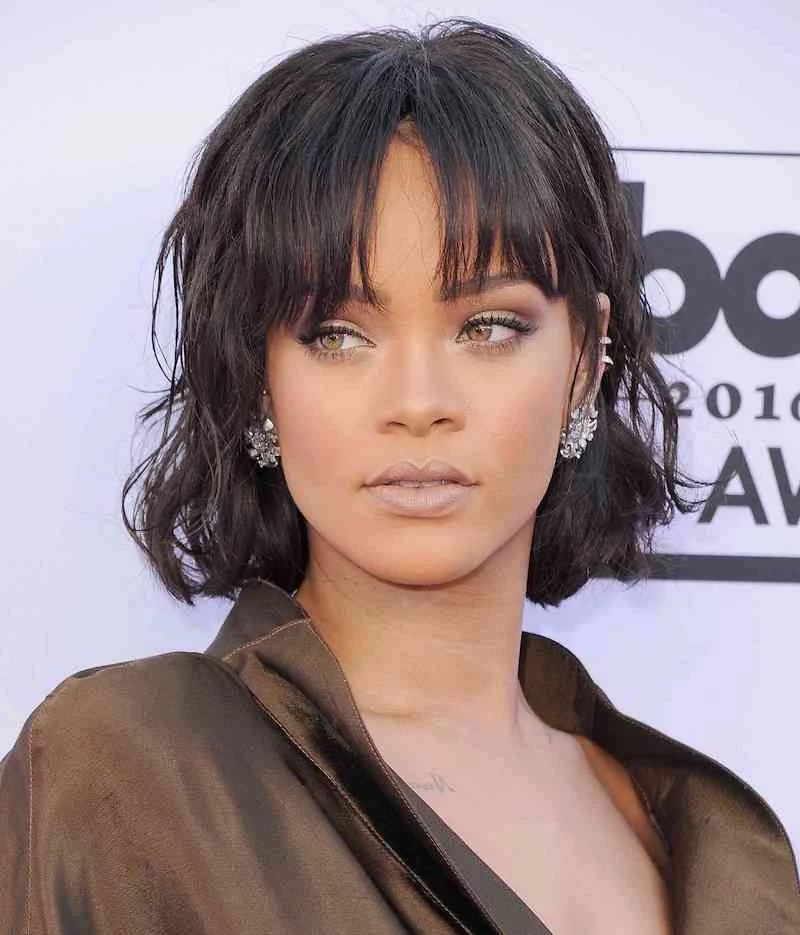 rihanna mit whispy bangs 2022 haarmode haarschnitt mit pony