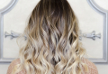 Scandi Waves mit Glätteisen: Schaffen Sie eine romantische weibliche Frisur für den Sommer 2022