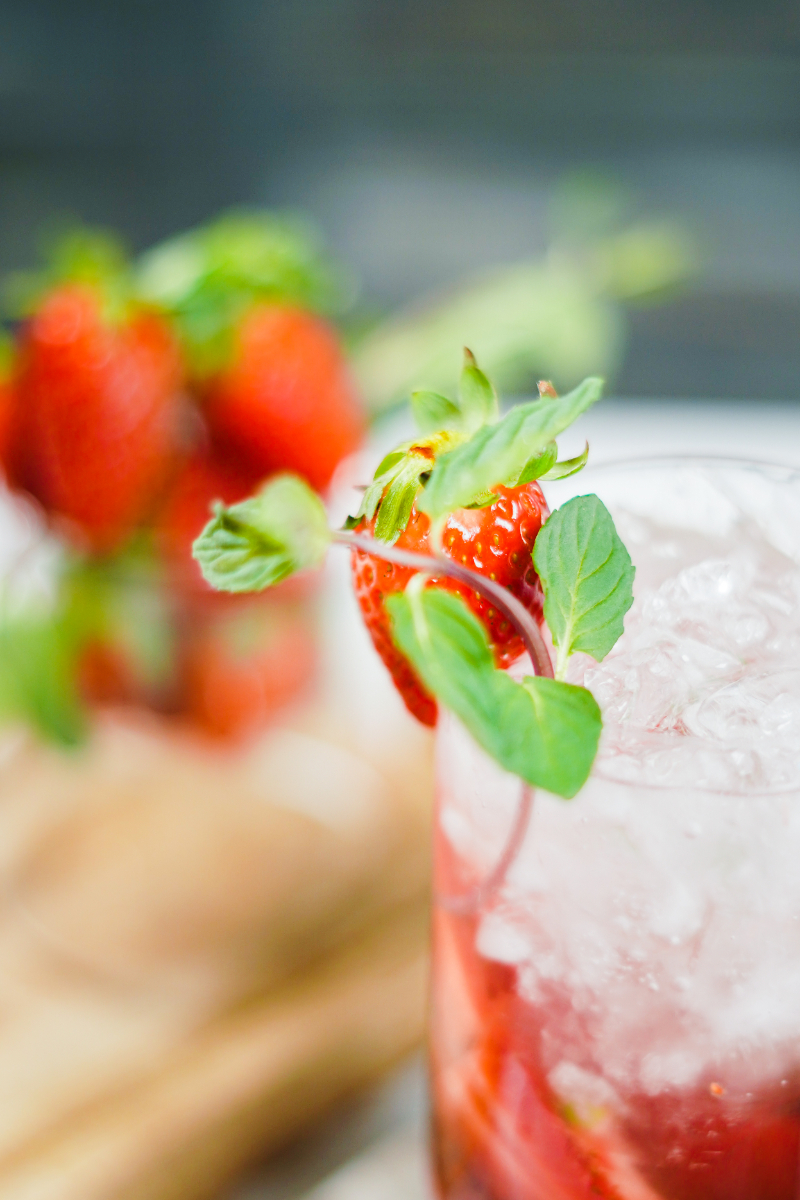 strawberry mojito drink an heissen sommertage