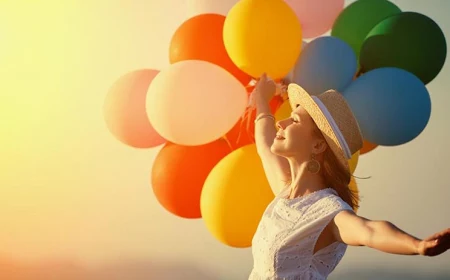 tag des positiven denkens eine schoene frau mit ballonen