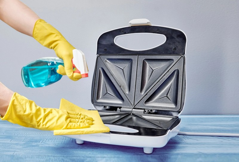 toaster reinigen fett grill toaster reiniegn mit reinigungsmittel und weichem tuch