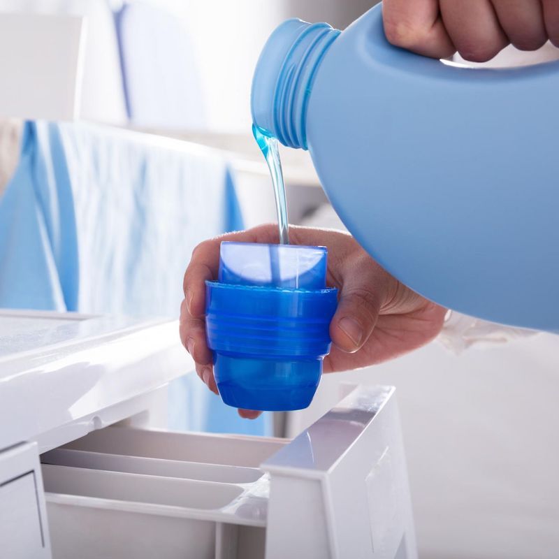 wie bleiben meine frottee handtuecher weich weichspueler erstezen ideen blaue flasche mit waschmittel dosieren