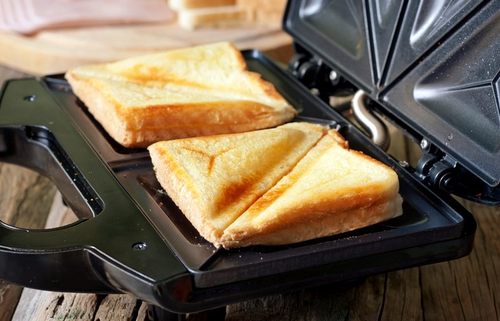 sandwich toaster with toast