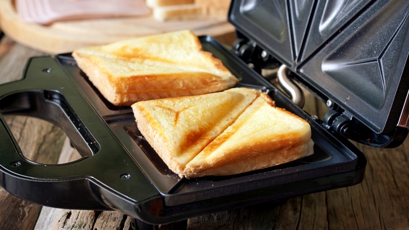 sandwich toaster with toast