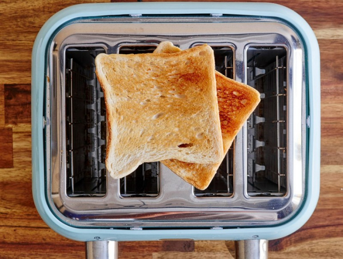 wie kann man einen toaster reinigen toaster reingen brotscheiben toast