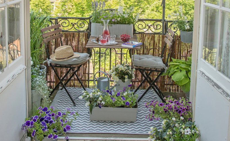 wie mache ich meinen balkon gemuetlich fuer was balkon nutzen holztisch klappbare stuehle blumenkasten