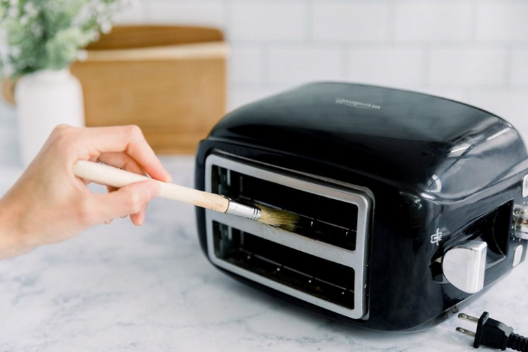 Mit diesen 3 Hacks werden Sie kinderleicht den Toaster reinigen!