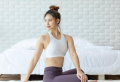 Wieso Yoga im Bett treiben? Mit diesen leichten Asanas kriegen Sie innere Ruhe und bekämpfen Schlafstörungen!