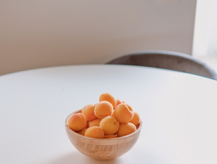 8 schale mit obst aprikosen aus kernen ziehen