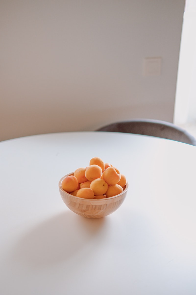 8 schale mit obst aprikosen aus kernen ziehen